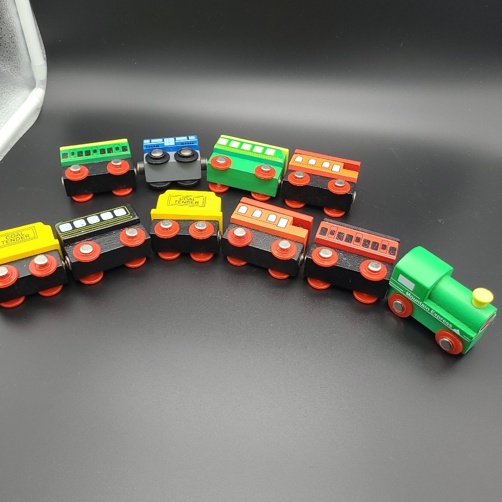 Wooden Trains Magnetic Train Set. 10 pieces.